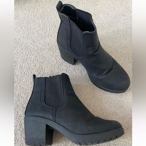 black ankle bootie w/ heel - Picture 3 of 4